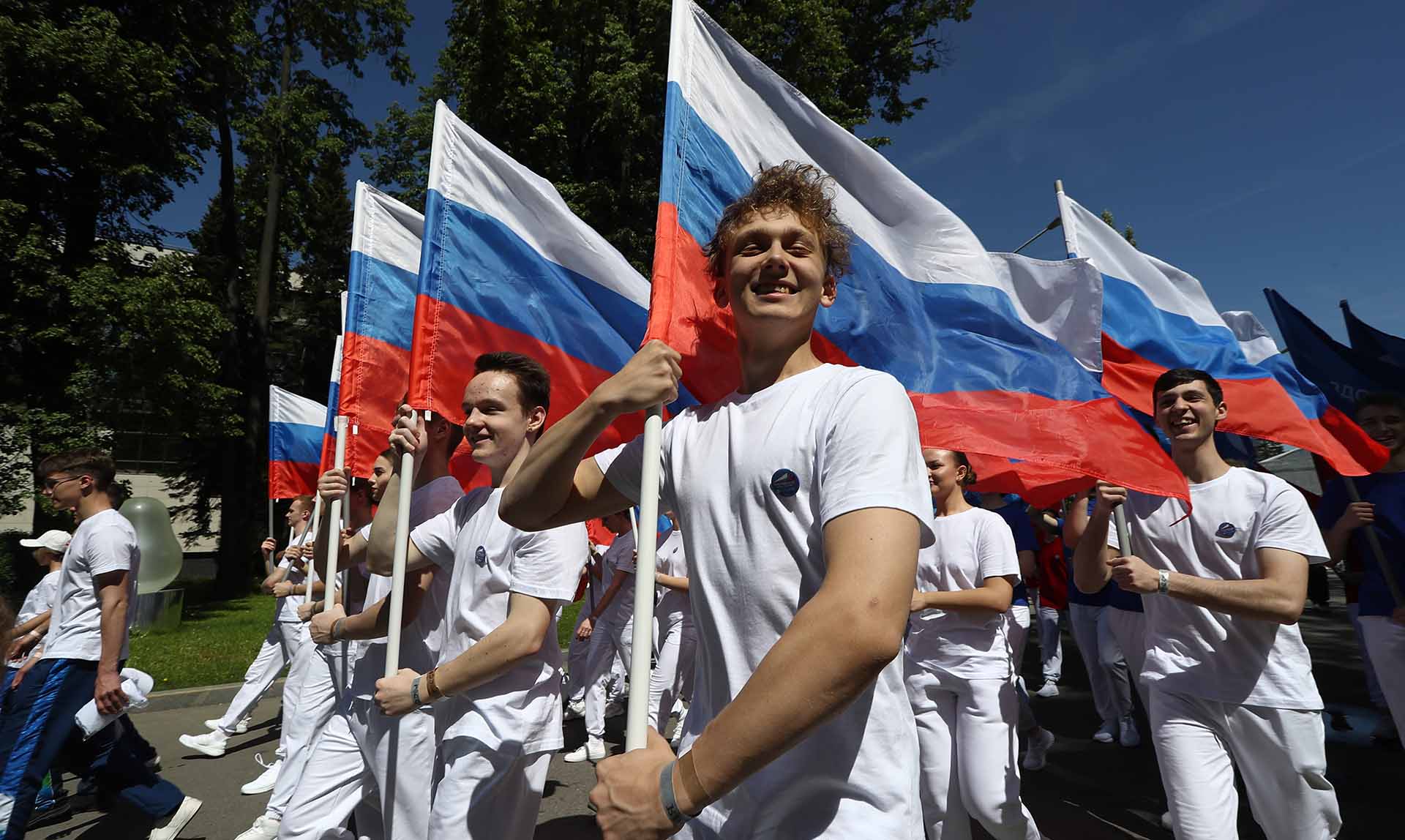 Более двух тысяч спортсменов приняли участие в параде-шествии на ВДНХ в  Москве – Объясняем.рф